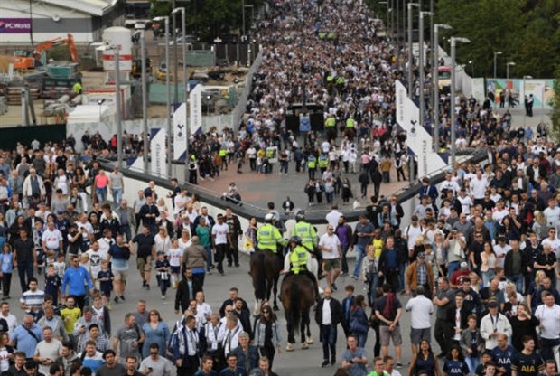 Wembey 'kẹt xe' trước giờ Derby London - Bóng Đá