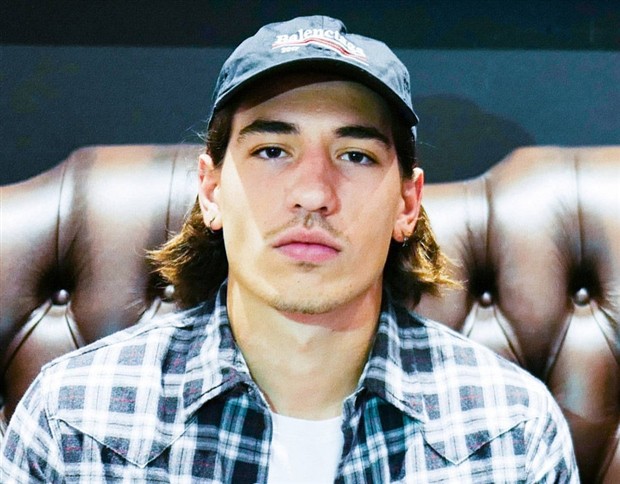 Bellerin và Iwobi đắm chìm trong thế giới 'Endless' - Bóng Đá