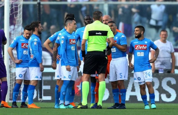 Cầu thủ gục ngã, CĐV Napoli chết lặng nhìn Scudetto xa dần - Bóng Đá