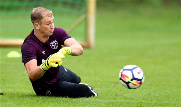 Joe Hart nỗ lực ghi điểm trên sân tập của West Ham - Bóng Đá