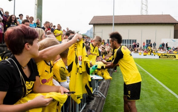 Chốt xong tương lai, Aubameyang tươi cười chào NHM Dortmund - Bóng Đá