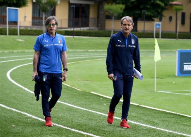 Tóc của Balotelli trở thành tâm điểm sờ mó trên tuyển Italia - Bóng Đá