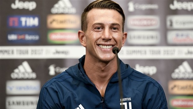 'Mất' số 10, Bernardeschi vẫn vui vẻ khoe áo mới của Juventus - Bóng Đá