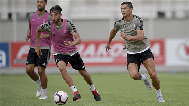 HLV Allegri đầy nghiêm khắc trong buổi tập đầu cùng Ronaldo - Bóng Đá