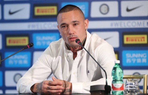 Nainggolan mặt đầy cau có trong ngày ra mắt Inter  - Bóng Đá
