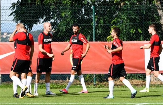PSG rút lui, Mbappe lủi thủi ra sân tập cùng Monaco - Bóng Đá