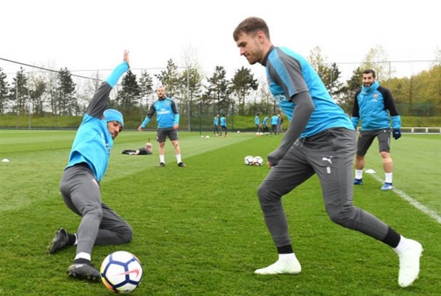 Giữa vạn tin đồn, mục tiêu của Man Utd vẫn vui vẻ tập cùng Lazio - Bóng Đá