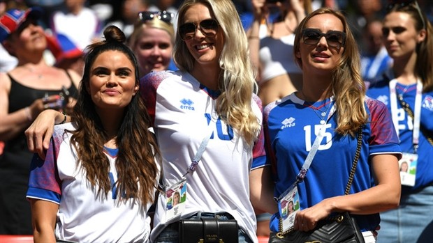 Maradona và dàn mỹ nữ xuất hiện trong ngày ra quân của Argentina - Bóng Đá