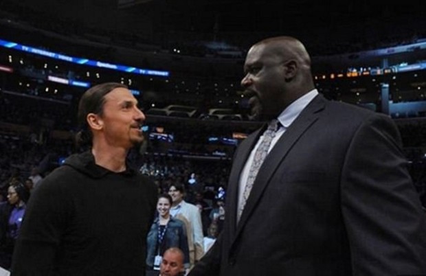 Ibra trông cực kỳ nhỏ bé khi đứng bên cạnh huyền thoại làng NBA - Bóng Đá