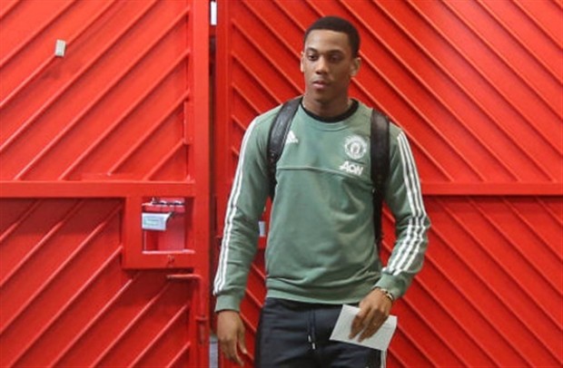 Fan nhí Man Utd múa bóng điệu nghệ trước Old Trafford - Bóng Đá