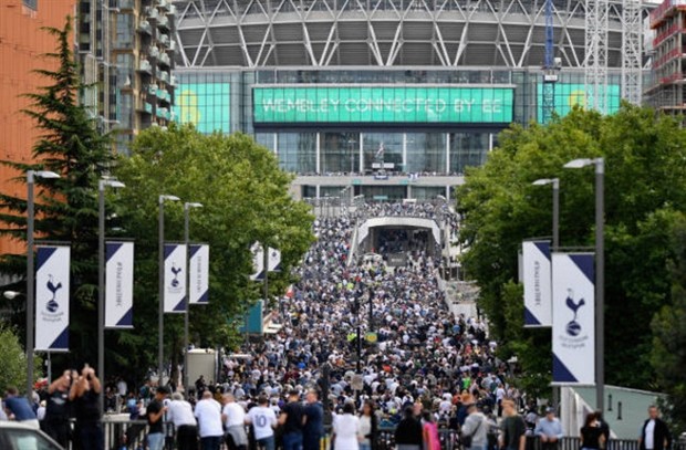 Wembey 'kẹt xe' trước giờ Derby London - Bóng Đá