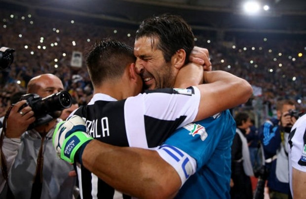 Hủy diệt Milan, Buffon ôm đồng đội khóc nức nở  - Bóng Đá