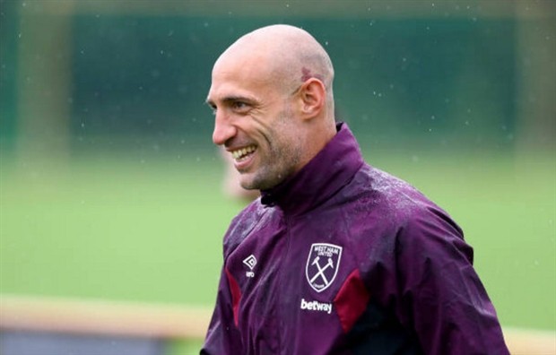 Joe Hart nỗ lực ghi điểm trên sân tập của West Ham - Bóng Đá