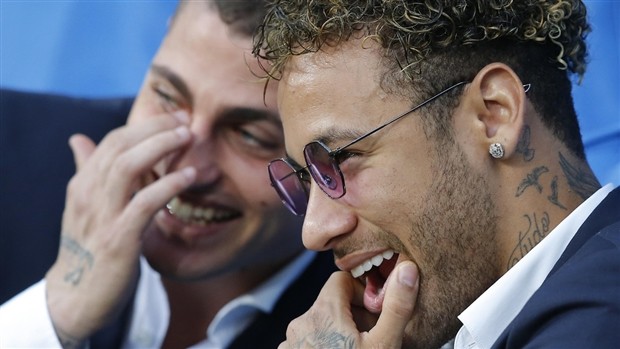 Quên đi World Cup, Fabregas dẫn 'vợ già' đi du hí - Bóng Đá