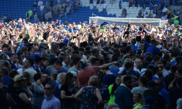 Chính thức thăng hạng, CĐV 'đánh bom' Cardiff  - Bóng Đá