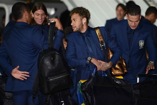 Sao Brazil thích thú khi được đãi ăn ngay tại sân bay - Bóng Đá