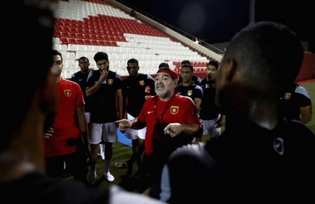 Maradona như trẻ lại trong ngày nhậm chức tại UAE - Bóng Đá