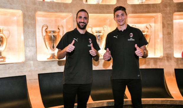 Nghìn người hân hoan chào mừng Higuain và Caldara tới Milan - Bóng Đá