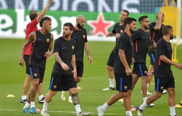 Bị Roma từ chối, Mahrez 'hết ga' trên sân tập của Leicester - Bóng Đá