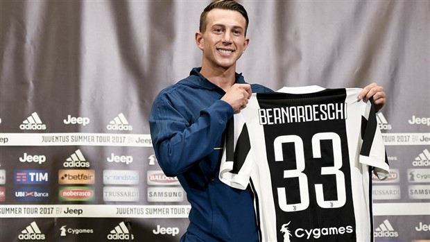 'Mất' số 10, Bernardeschi vẫn vui vẻ khoe áo mới của Juventus - Bóng Đá