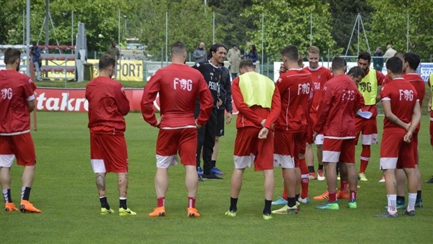 Tượng đài Nesta nghiêm nghị trong ngày đầu làm HLV tại Perugia - Bóng Đá