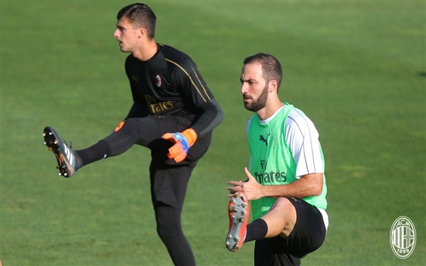 Dàn sếp mới Milan thị sát Higuain tập luyện - Bóng Đá