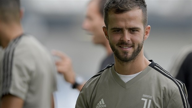 HLV Allegri đầy nghiêm khắc trong buổi tập đầu cùng Ronaldo - Bóng Đá