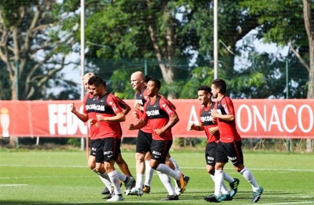 PSG rút lui, Mbappe lủi thủi ra sân tập cùng Monaco - Bóng Đá
