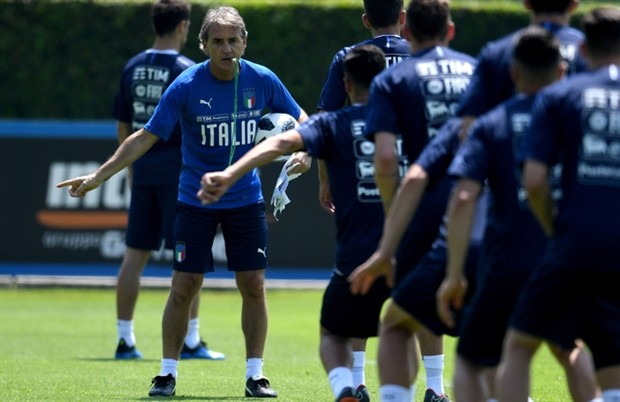 Giữa vạn tin đồn, mục tiêu của Man Utd vẫn vui vẻ tập cùng Lazio - Bóng Đá