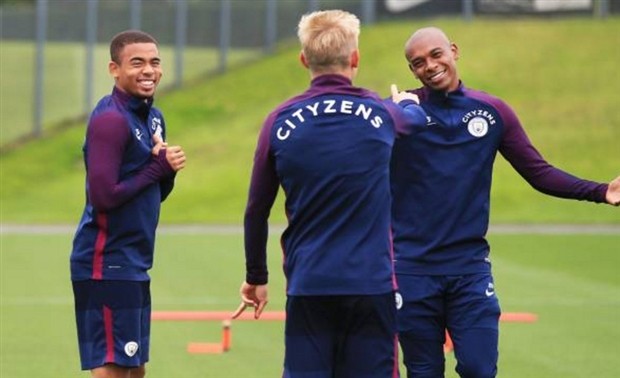 Tân binh Bernardo Silva liên tục pha trò trên sân tập của Man City - Bóng Đá
