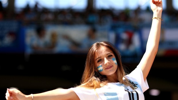 Maradona và dàn mỹ nữ xuất hiện trong ngày ra quân của Argentina - Bóng Đá