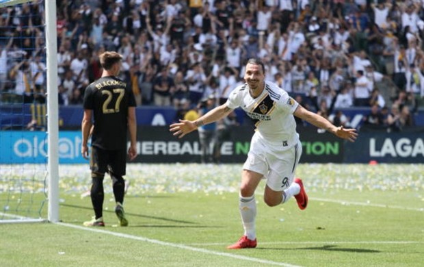 Ibra trông cực kỳ nhỏ bé khi đứng bên cạnh huyền thoại làng NBA - Bóng Đá