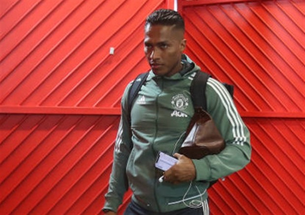 Fan nhí Man Utd múa bóng điệu nghệ trước Old Trafford - Bóng Đá