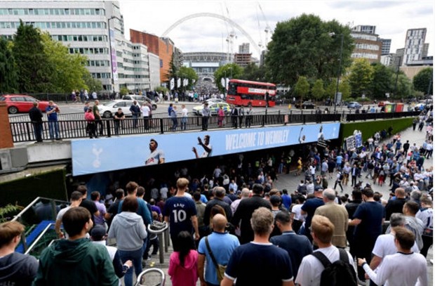 Wembey 'kẹt xe' trước giờ Derby London - Bóng Đá