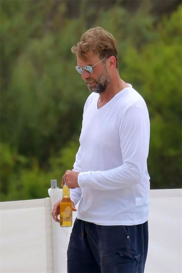 Không bận tâm World Cup, Klopp ra biển uống bia  - Bóng Đá