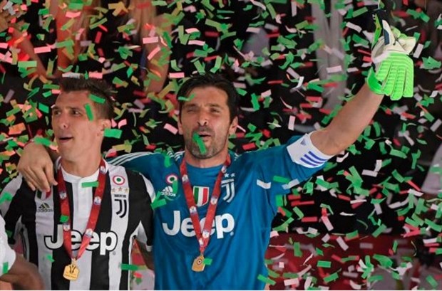 Hủy diệt Milan, Buffon ôm đồng đội khóc nức nở  - Bóng Đá