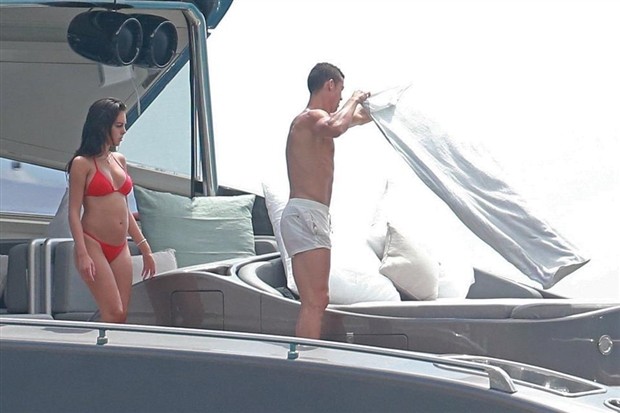 Bầu bì, bạn gái vẫn 'hết mình' với Ronaldo giữa biển - Bóng Đá