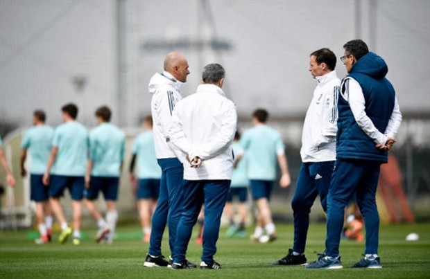 Fan treo bảng tìm Ronaldo trước giờ Real đại chiến Man City - Bóng Đá