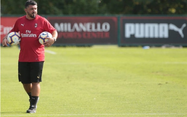 Mặc thượng tầng khủng hoảng, CĐV vẫn 'đốt lửa' trên sân tập Milan  - Bóng Đá