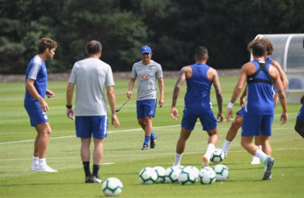 Sắp bay ghế, Conet vẫn miệt mài tập luyện cho Chelsea - Bóng Đá