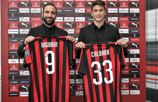 Nghìn người hân hoan chào mừng Higuain và Caldara tới Milan - Bóng Đá