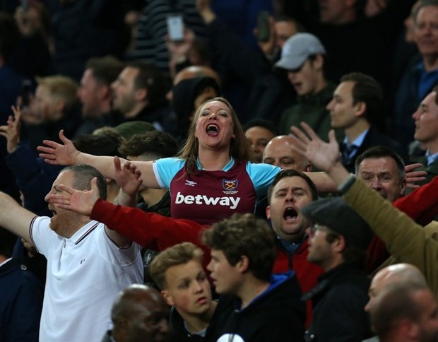 Vì đội bóng, fan nào 'trâu' nhất Premier League (P.1) - Bóng Đá