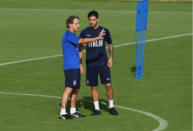 Tóc của Balotelli trở thành tâm điểm sờ mó trên tuyển Italia - Bóng Đá
