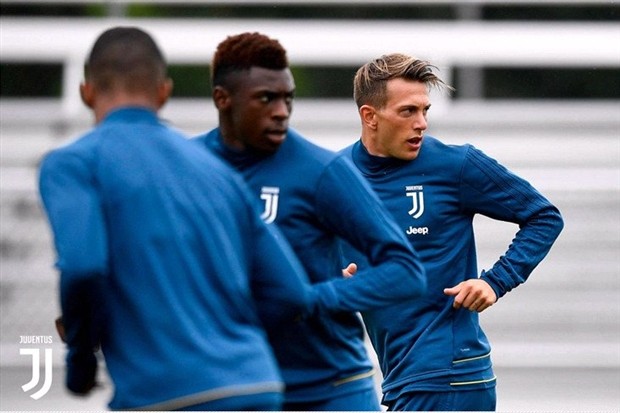 'Mất' số 10, Bernardeschi vẫn vui vẻ khoe áo mới của Juventus - Bóng Đá