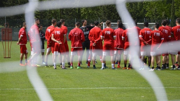 Tượng đài Nesta nghiêm nghị trong ngày đầu làm HLV tại Perugia - Bóng Đá