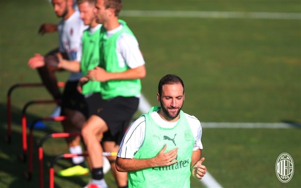 Dàn sếp mới Milan thị sát Higuain tập luyện - Bóng Đá