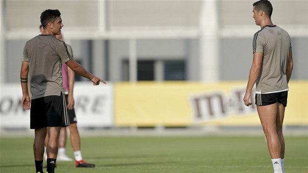 HLV Allegri đầy nghiêm khắc trong buổi tập đầu cùng Ronaldo - Bóng Đá