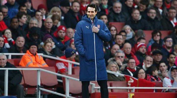  Unai Emery ngượng ngùng cầm trên tay chiếc áo của Arsenal - Bóng Đá