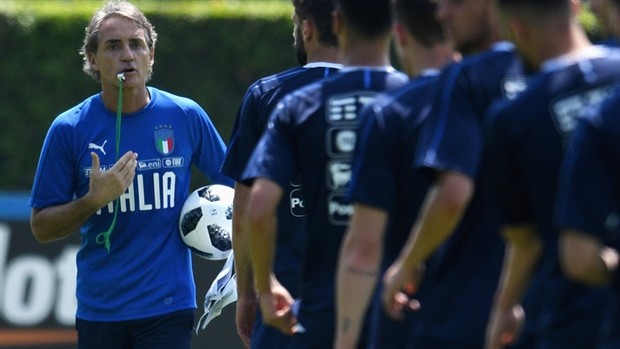 Giữa vạn tin đồn, mục tiêu của Man Utd vẫn vui vẻ tập cùng Lazio - Bóng Đá