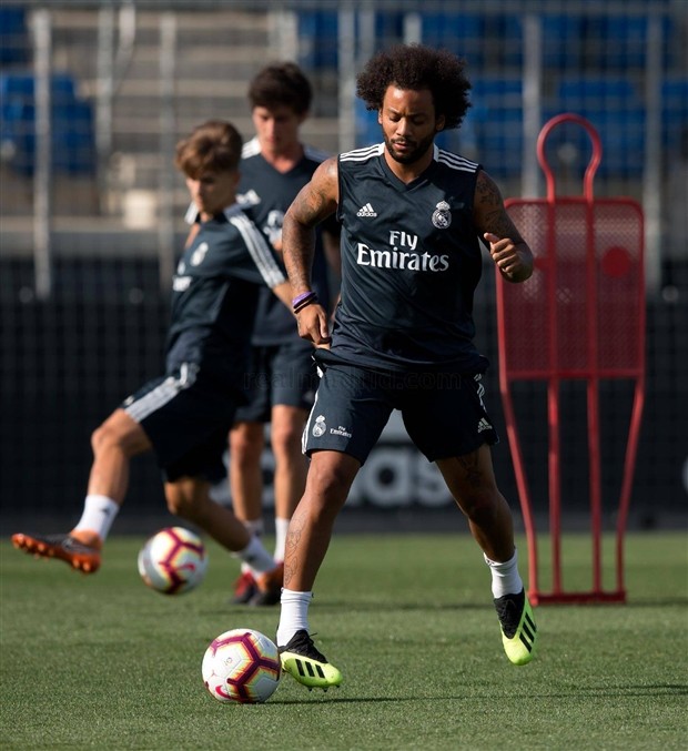 Chưa thể tới Ý, Modric buồn bã trên sân tập của Real - Bóng Đá
